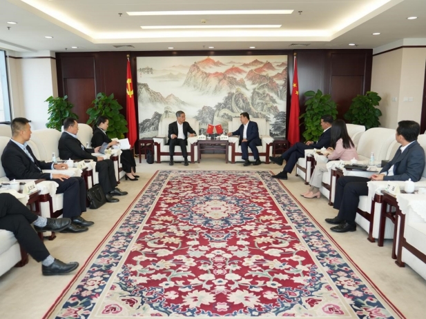 白忠泉董事長(cháng)與全國政協(xié)副主席、共享基金會(huì )主席梁振英會(huì )談